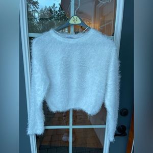 SUPER SOFT white fuzzy/shaggy sweater Brand Zara
Size M Short-waistedNever worn